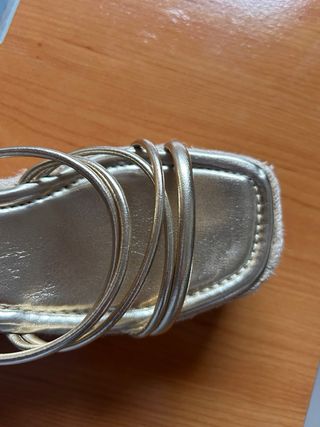 Sandalias doradas Stradivarius