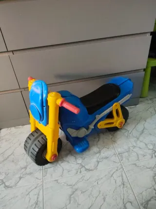 Moto de Juguete Azul y Amarilla