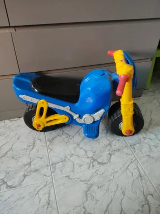 Moto de Juguete Azul y Amarilla