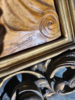 Bassorilievo in noce con cornice dorata Firmato Ma