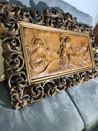 Bassorilievo in noce con cornice dorata Firmato Ma