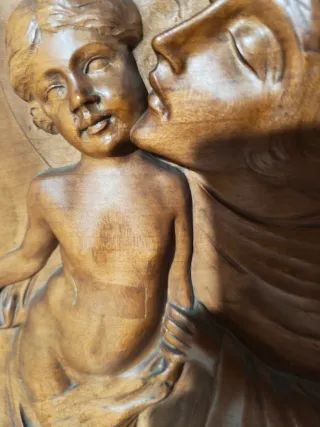 Bassorilievo in noce con cornice dorata Firmato Ma