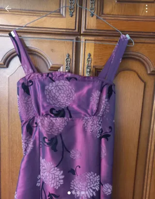 Vestido de ceremonia frambuesa con flores negras