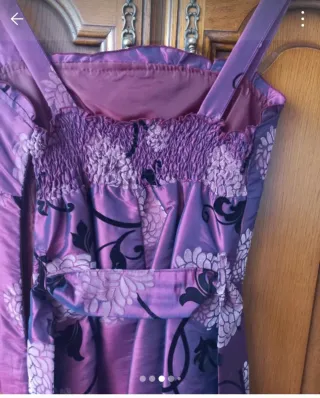 Vestido de ceremonia frambuesa con flores negras