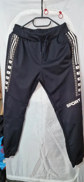 Pantalón deportivo negro con detalles blancos