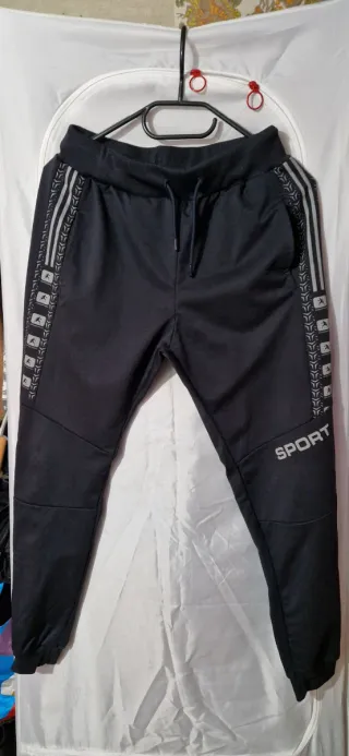 Pantalón deportivo negro con detalles blancos