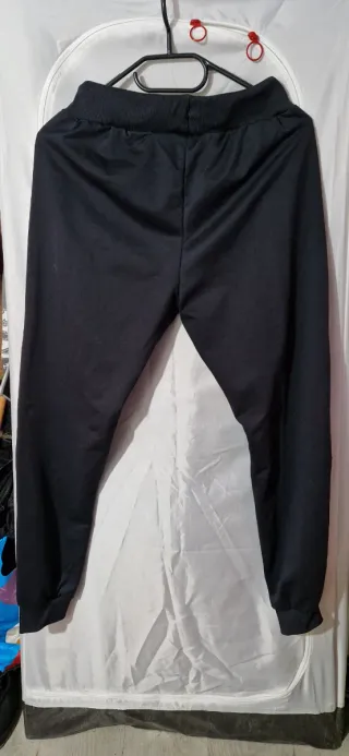 Pantalón deportivo negro con detalles blancos