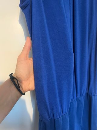 Vestido azul eléctrico sin mangas y falda ceñida