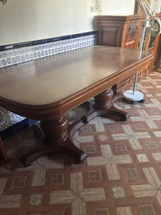 Mesa de salón de madera oscura