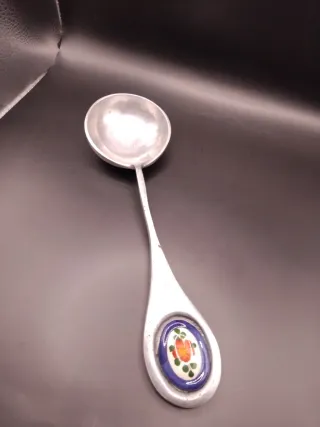 Cucharón con detalle de porcelana
