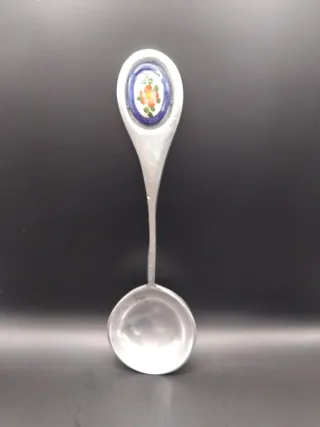Cucharón con detalle de porcelana