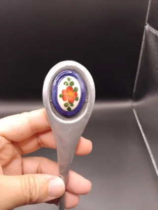 Cucharón con detalle de porcelana