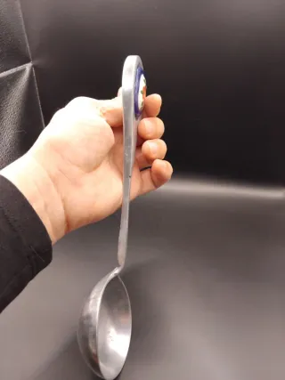 Cucharón con detalle de porcelana