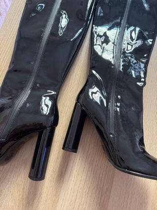 Botas de charol negras altas