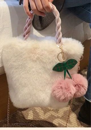 Borsetta bianca con pompon ciliegia