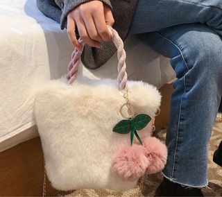 Borsetta bianca con pompon ciliegia