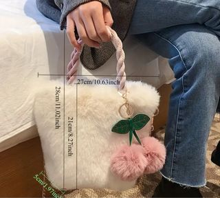 Borsetta bianca con pompon ciliegia