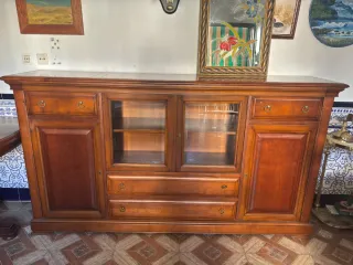 Aparador de madera con vitrina