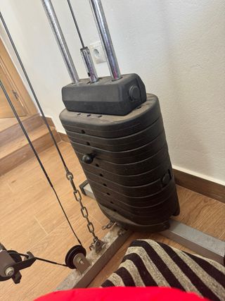 Máquina de pesas con torre de discos