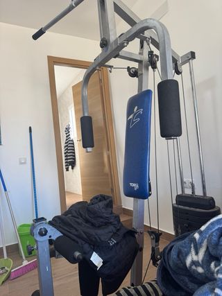 Máquina de pesas con torre de discos