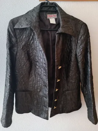 Chaqueta texturizada color negro, de MAGNA