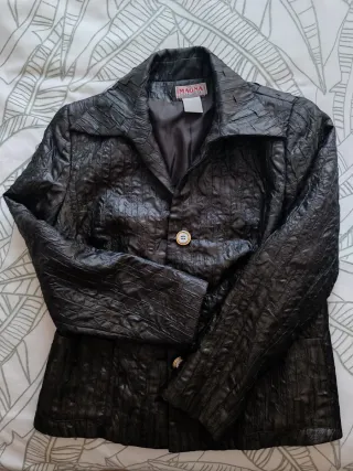 Chaqueta texturizada color negro, de MAGNA