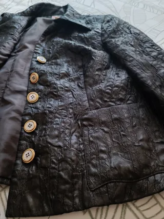 Chaqueta texturizada color negro, de MAGNA