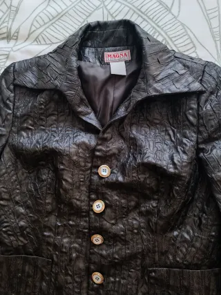 Chaqueta texturizada color negro, de MAGNA