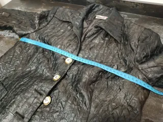 Chaqueta texturizada color negro, de MAGNA