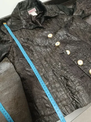 Chaqueta texturizada color negro, de MAGNA