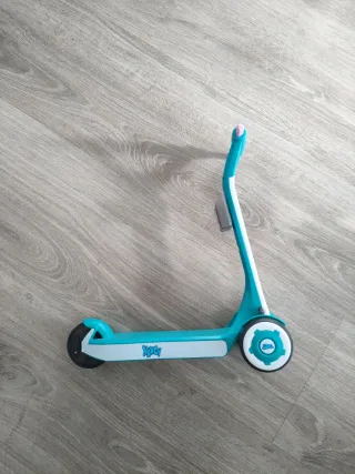 Nancy patinadora con patinete y accesorios