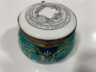 Frasco antiguo de perfume. 8x9cm.