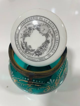 Frasco antiguo de perfume. 8x9cm.