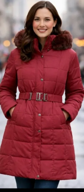 Abrigo rojo con cinturón y capucha