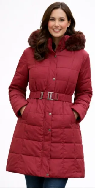 Abrigo rojo con cinturón y capucha