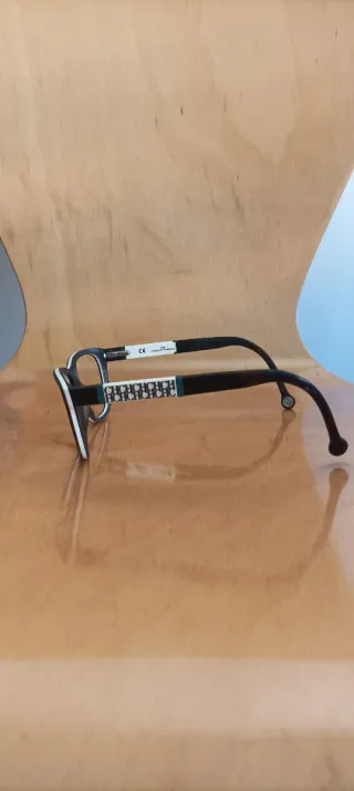 Montura de gafas marrones y blancas