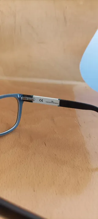 Montura de gafas marrones y blancas