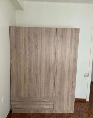 Armadio in legno e metallo