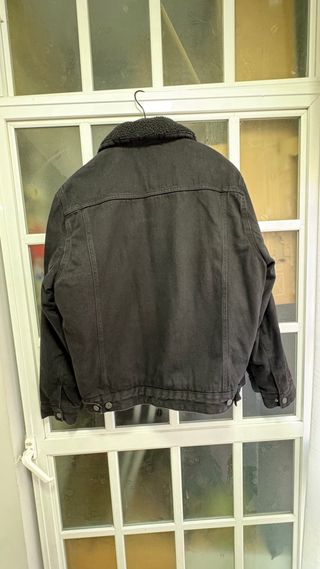 Chaqueta vaquera forrada Pull&Bear negra