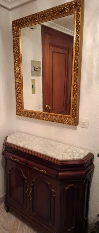 Cómoda de madera con mármol y espejo