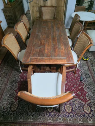 Comedor de madera y mimbre