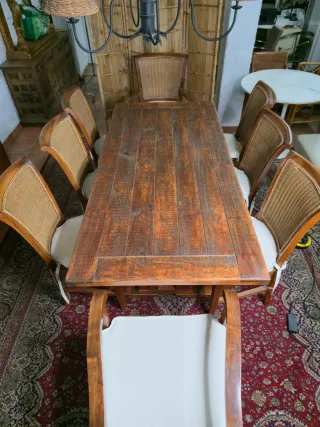 Comedor de madera y mimbre