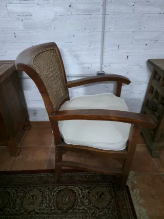 Comedor de madera y mimbre