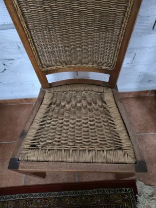 Comedor de madera y mimbre