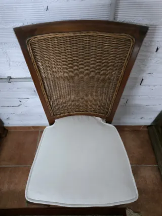 Comedor de madera y mimbre