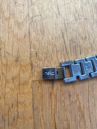 Reloj Next plateado con diamantes