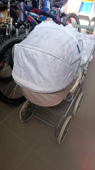 Carrito de muñecas rosa y blanco