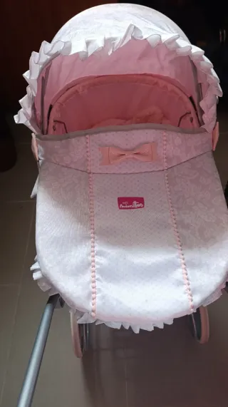 Carrito de muñecas rosa y blanco