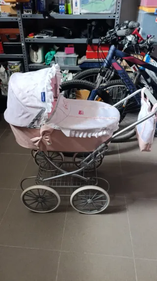 Carrito de muñecas rosa y blanco