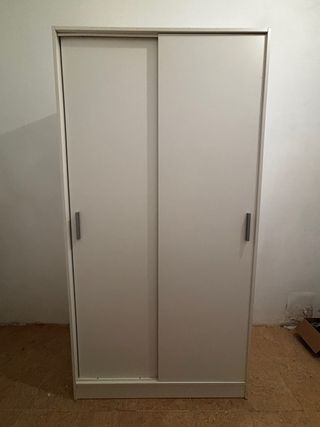 Armadio bianco con porte scorrevoli